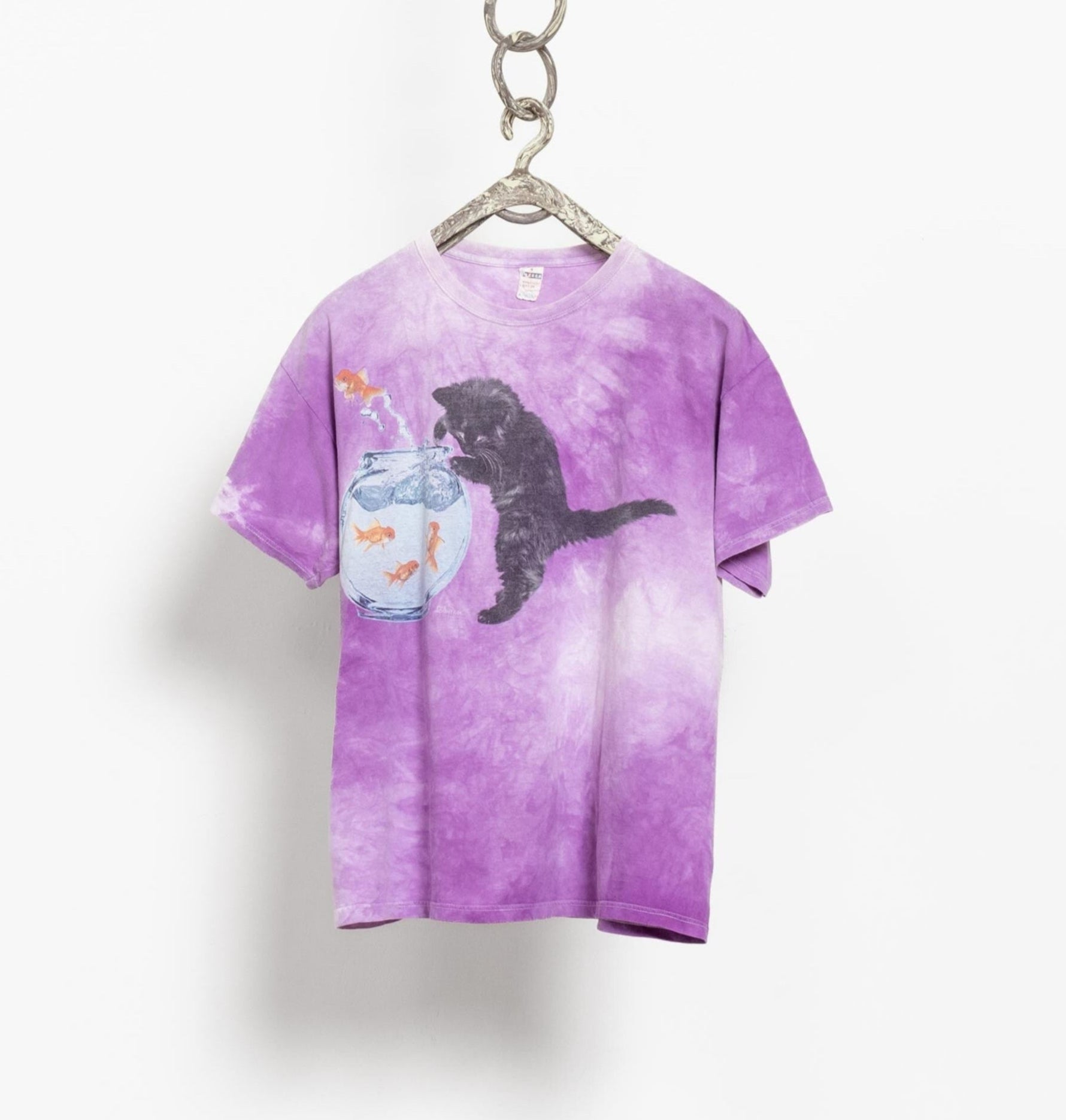 A vintage tie dye 100% cotton purple/pink cat graphic tee with a chain link chain and a graphic of a black cat on a yellow and blue fish tank.
