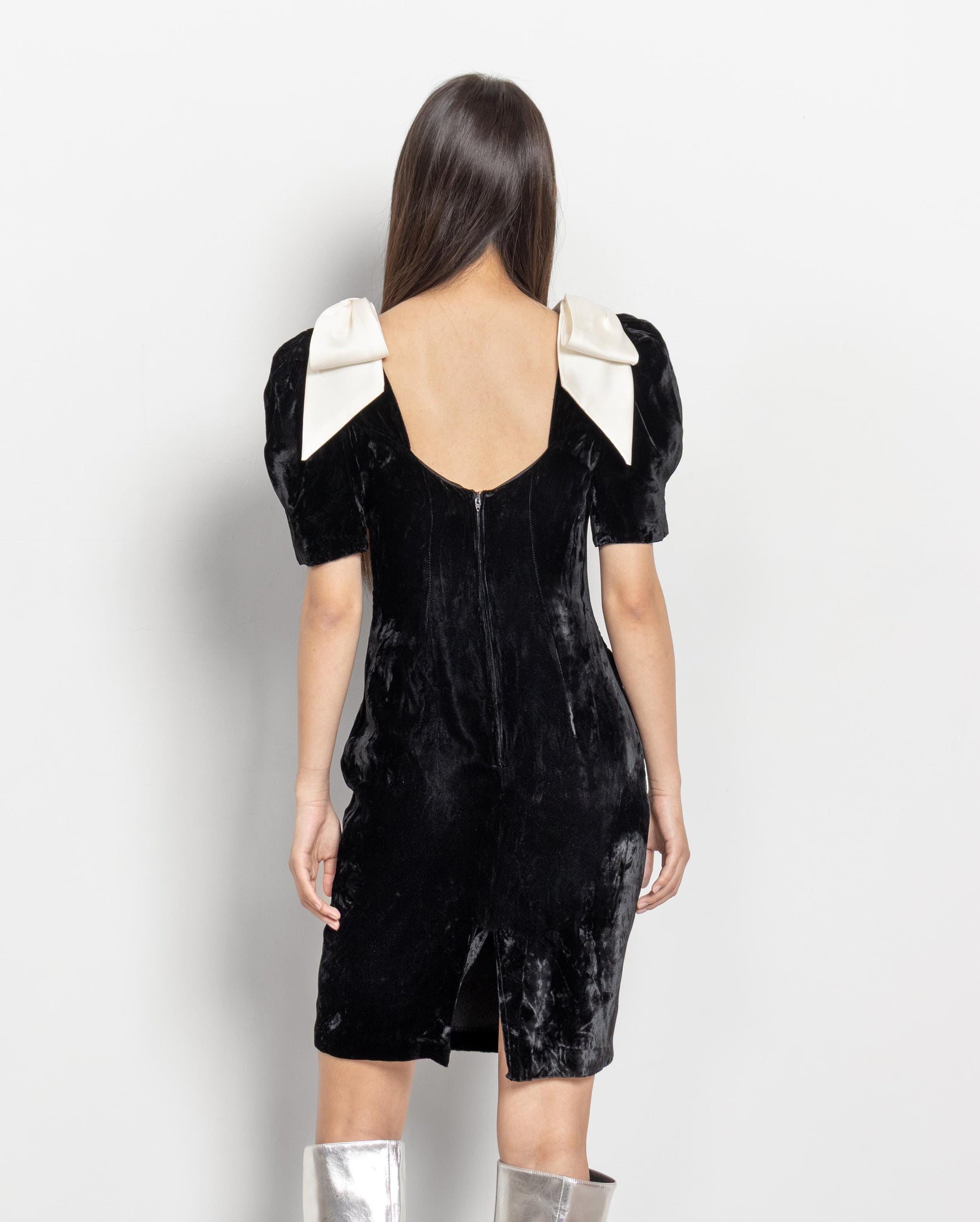 coquette holiday dress Pov: it's coquette Christmas season! holiday dress, holiday party dress, winter fashion, winter fashion trends, 2024 fashion, velvet dress, holiday style, feminine style, romantic fashion, coquette fashion # holidaydress